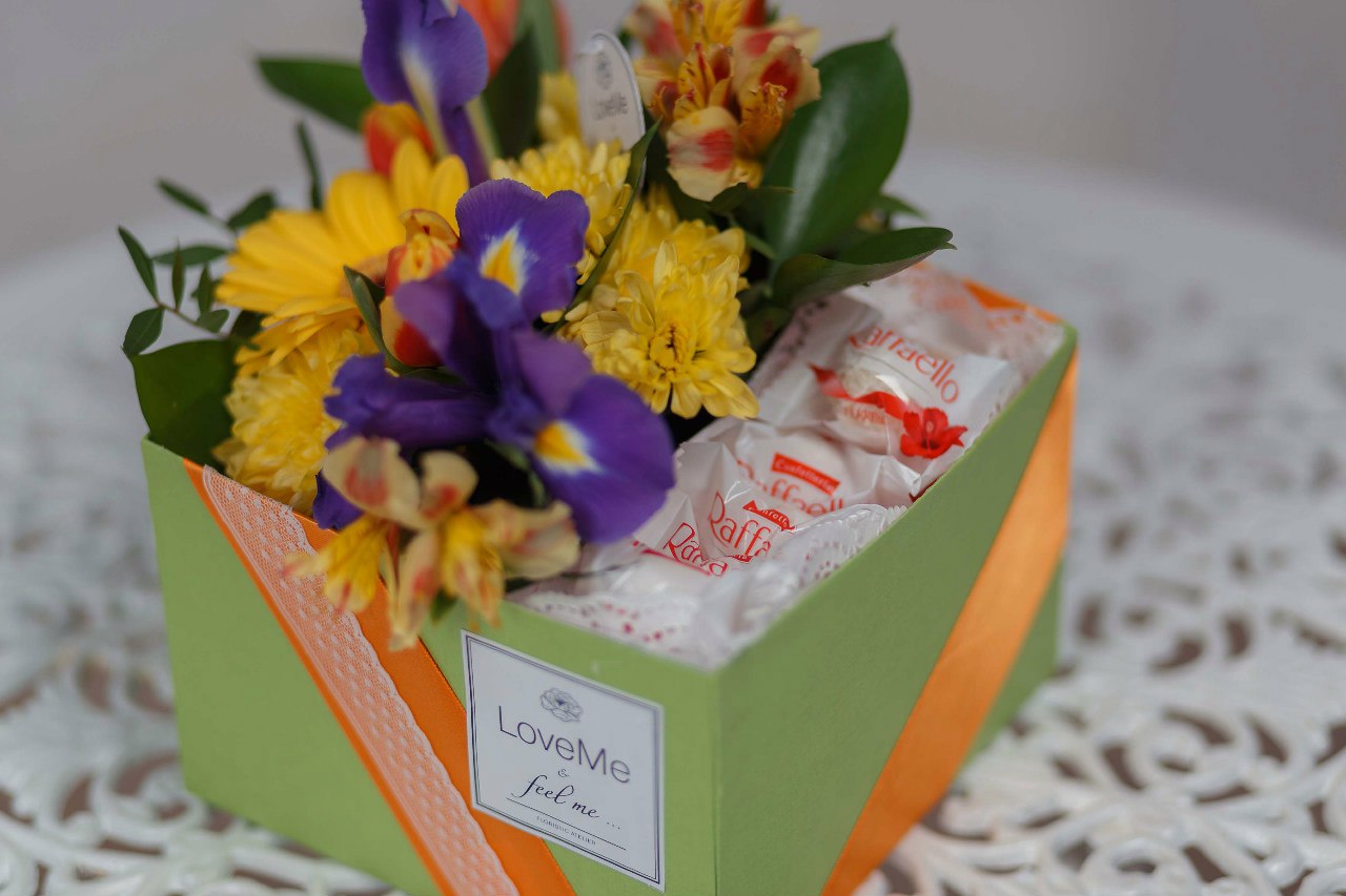 Цветы в шляпной коробке с макарунами сладостями вином под заказ цветы под заказ могилев свадебное агентство ЛавМи 