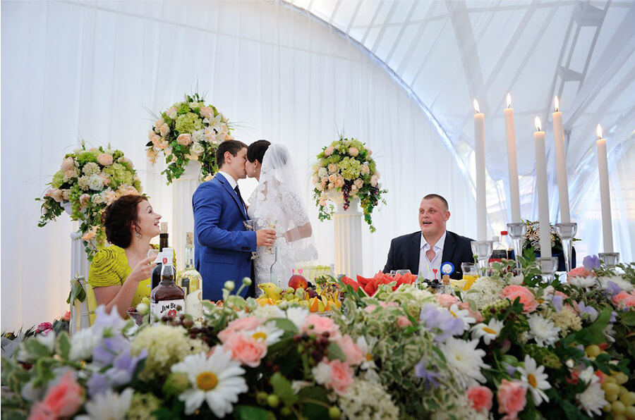 стол молодых президиум итальянская зеленая салатовая свадьба выездная регистрация церемония роспись в шатре у куркуля могилев свадебное агентство ЛавМи декор украшение шатра организация 