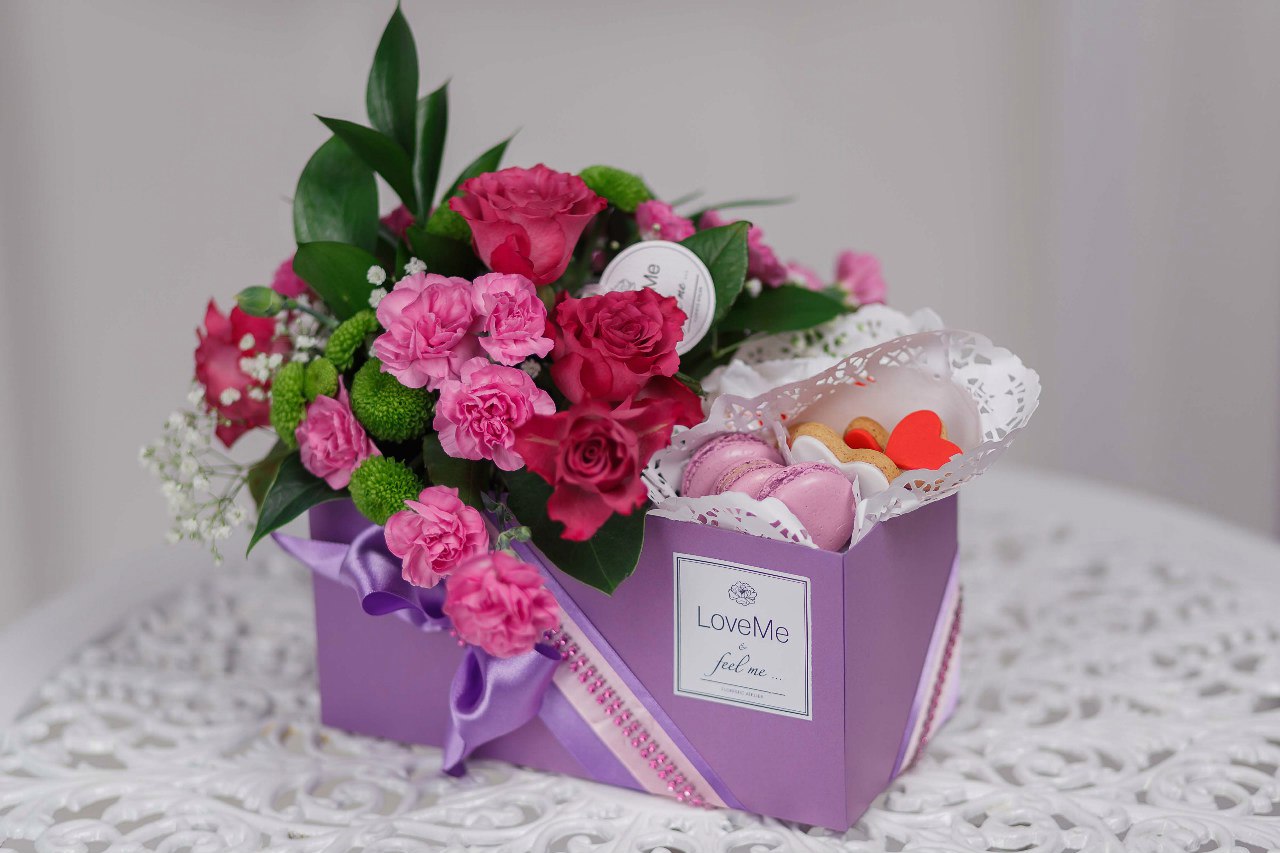 Цветы в шляпной коробке с макарунами сладостями вином под заказ цветы под заказ могилев свадебное агентство ЛавМи 