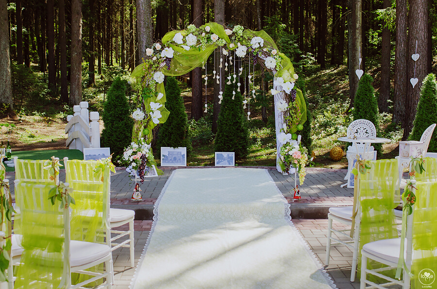 арка с веточками и цветами итальянская зеленая салатовая свадьба выездная регистрация церемония роспись в шатре у куркуля могилев свадебное агентство ЛавМи декор украшение шатра организация 