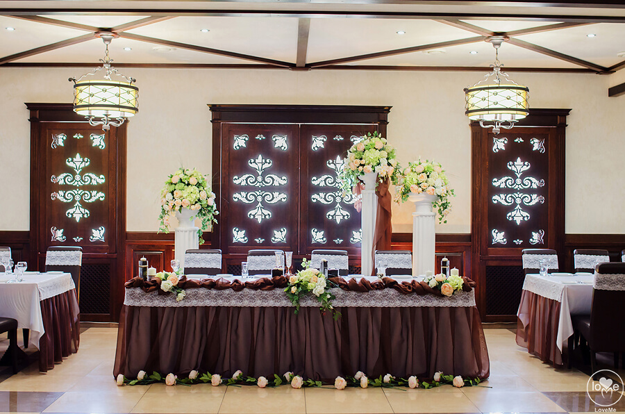 стол молодых президиум Шоколадная кофейная свадьба выездная регистрация роспись церемония любужский замок могилев свадебное агентство ЛавМи организация декор банкетного зала ресторана украшение свадьбы