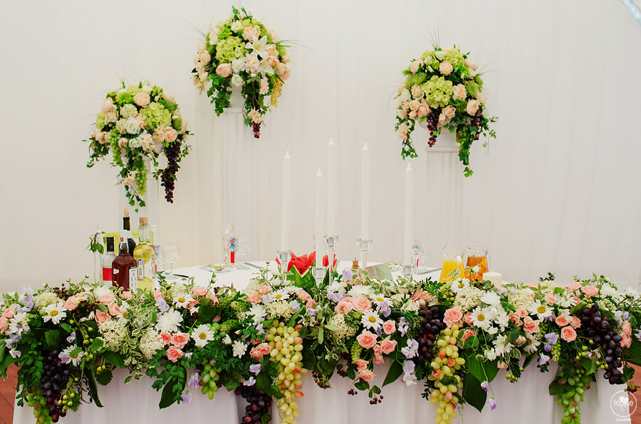 стол молодых президиум итальянская зеленая салатовая свадьба выездная регистрация церемония роспись в шатре у куркуля могилев свадебное агентство ЛавМи декор украшение шатра организация 