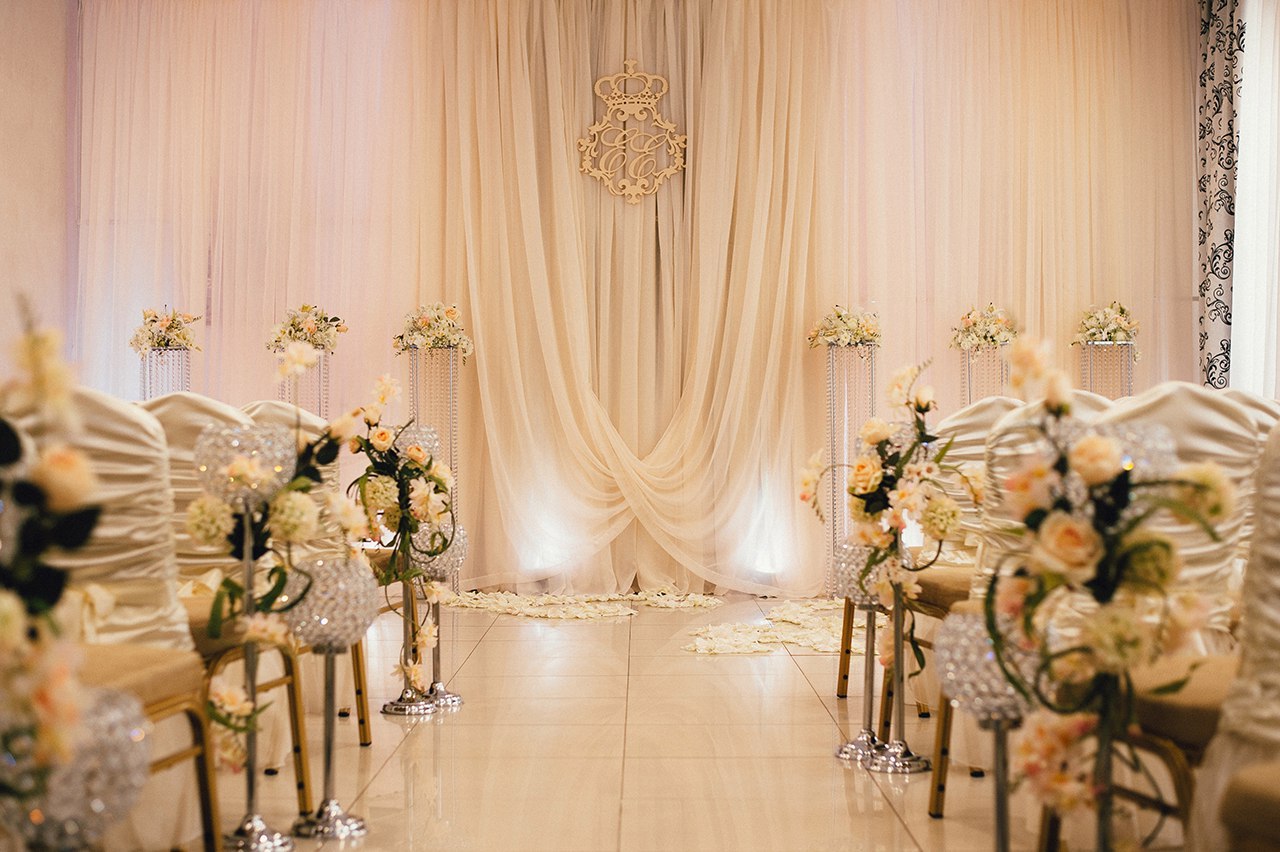 светлая бежевая свадьбы выездная регистрация роспись церемония могилев валебана свадебное агентство ЛавМи декор банкетного зала ресторана флористика 