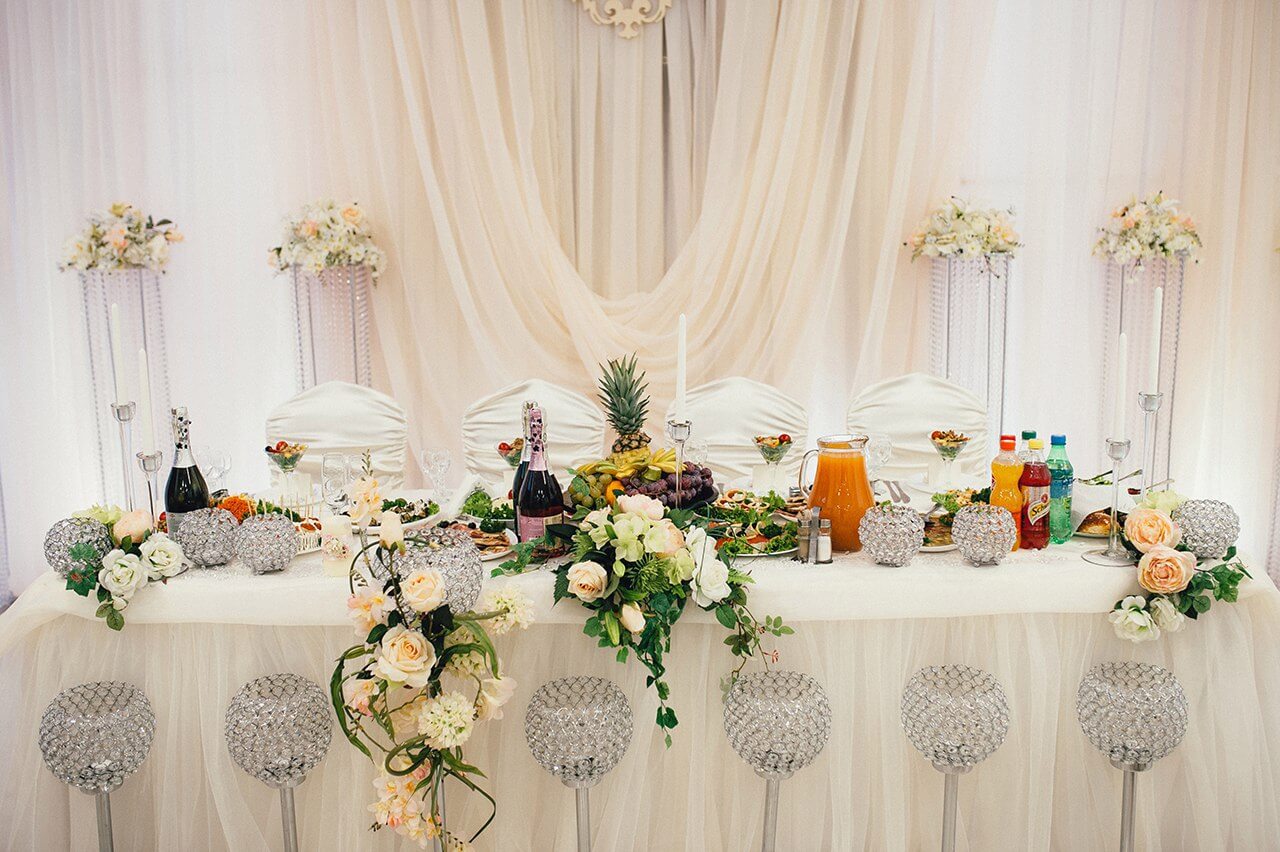 стол молодых президиум герб семьи инициалы молодых светлая бежевая свадьбы выездная регистрация роспись церемония могилев валебана свадебное агентство ЛавМи декор банкетного зала ресторана флористика 