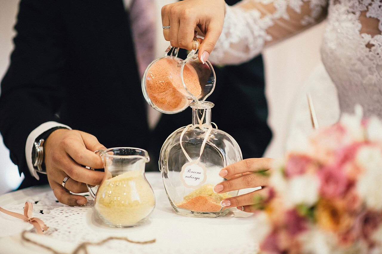 песочная церемония светлая бежевая свадьбы выездная регистрация роспись церемония могилев валебана свадебное агентство ЛавМи декор банкетного зала ресторана флористика 