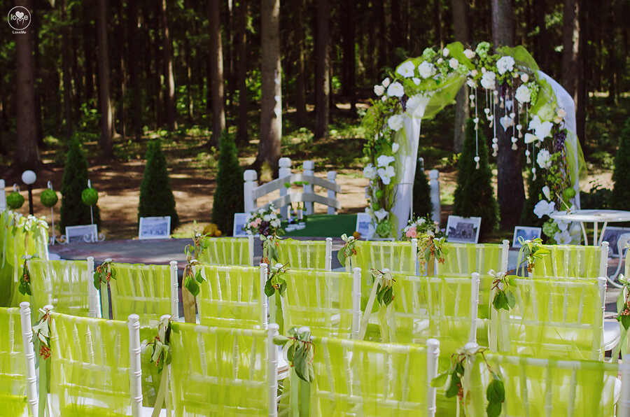 итальянская зеленая салатовая свадьба выездная регистрация церемония роспись в шатре у куркуля могилев свадебное агентство ЛавМи декор украшение шатра организация 