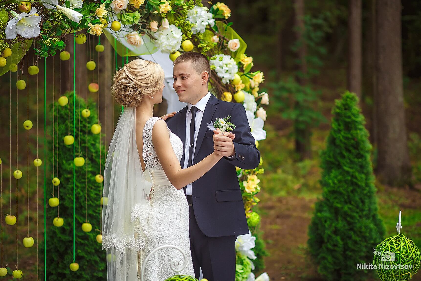  танец молодых арка яблочная зеленая салатовая свадьба Могилев выездная регистрация роспись церемония в шатре у куркуля могилев свадебное агентство ЛавМи организация свадьбы декор банкета ресторана шатра
